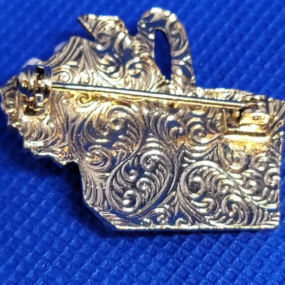 VNTG Gold Toned Picnic Basket Pin With Pastel Pink Roses & Pearls Brand 1928 - Picture 5 of 7